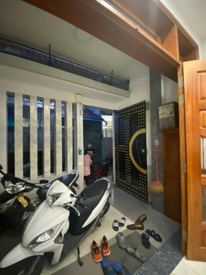 nhà đẹp ở ngay, đường lạc long quân, p.9 tân bình, dt: 4x13m trệt 2 lầu st, chỉ 15tr/tháng