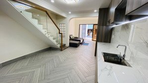 nhà 3 phòng ngủ hiện đại 4.5x14m, có phòng ngủ dưới trệt. đường xe tải. sổ riêng