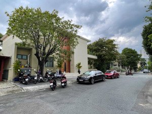 bán phú gia góc 3 mặt tiền - view trực diện cồn viên hồ bán nguyệt
- diện tích: 368m2. 