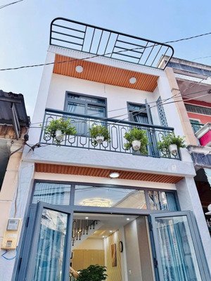 chính chủ. nhà 1 trệt 1 lầu. hẻm trước nhà 4m . hẻm 713 lê đức thọ p16 gv