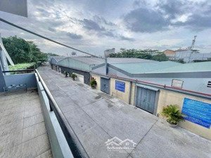 kho xưởng gần trục phạm văn đồng, thuận tiện di chuyển. dt 1.000 hoặc 2.000m2. 90k/m2. đường cont