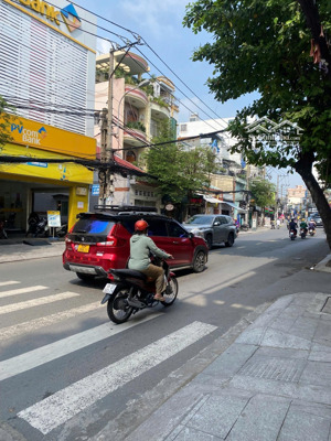 bán gấp nhà nguyễn xí p26 qbt dt: 10x17m cn: 170m2, kc: trệt + 2 lầu giá bán : 28 tỷ