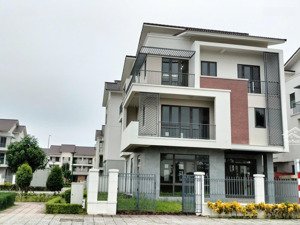 biệt thự sông tự nhiên 255m2 giá gốc chủ đầu tư, ân hạn lãi suất 18 tháng ,cách tây hồ 12km