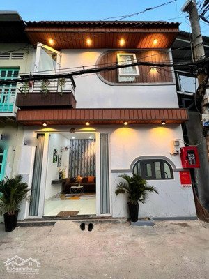 hẻm xe hơi quay đầu ngay công viên làng hoa