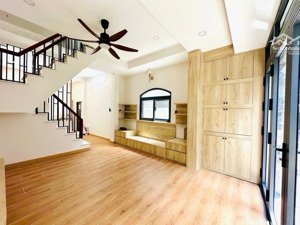 bán nhà mt đoàn văn bơ, góc 2 mt, ngang 4m, xe hơi đậu cửa, hướng về nguyễn thần hiến, xóm chiếu