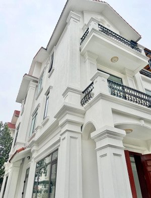 cho thuê nhà biệt thự 230m xây dựng 120m x 3,5t, mt 12m. thang máy, nhà mới tinh. kđt văn phú hđ