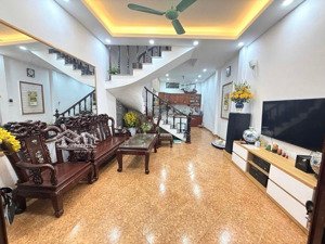 tây hồ - vị trí đỉn h
ngõ nông thẳng cách phố 20m s.ổ vuông đẹ.p không lỗi phong thủy