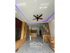 bán nhà 2,5 tầng mt đườn liêm lạc 3- hoà xuân- cẩm lệ. dt 100m2 giá 5ty790 lh 