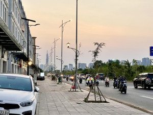cần bán shophous song hành mặt tiền dựa án lakeview city giá 26.9 tỷ thương lượng chính chủ.