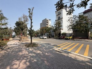 chính chủ cần bán đất đấu giá phố trần đăng khoa - lô góc 2 mặt tiền -90m2 -mặt tiền 18m -đường 12m