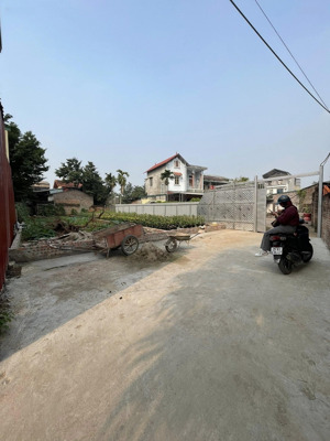 chính chủ bán lô 105m2 làng nghề hoa trung tâm thị trấn phúc thọ, đất vuông vắn dân cư đông đúc.