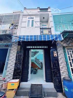 hẻm ô tô thoán đổ cửa khu yên tĩnh