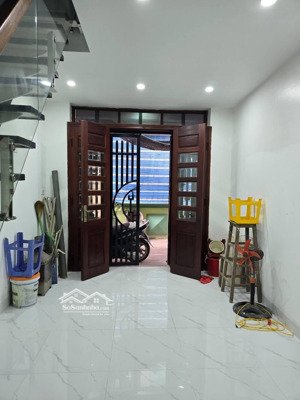 bán nhà sài đồng - ô tô 7 chỗ lùi cửa. cách 2 nhà ra đường ô tô tránh (nói o với ảnh ảo)