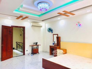 cho thuê nhà phố view công viên lakeview city dt 5x20m full nội thất giá 26 triệu 4pn 5wc vào liền