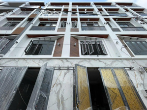 chủ gửi bán 5 căn dãy nhà phố xây mới 4,5 tấm khu gò xoài, diện tích: 4 x 13m, giá bán: 6,8 tỷ