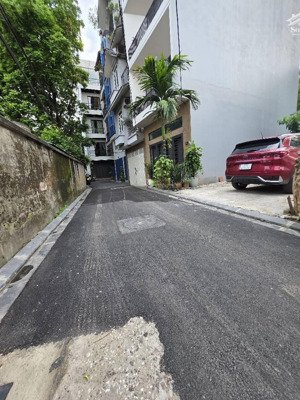 ngọc thuỵ vip view hồ có 1 không 2 oto chạy vòng quanh