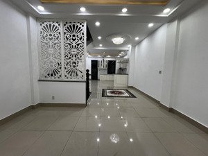 nhà phố view hồ, đường 25m, giá 30 triệu hoàn thiện đẹp ở và làm văn phòng, dt 5x20m 1 trệt 3 lầu