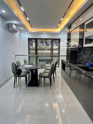 vị trí vip khu vực hiếm nhất long biên oto đỗ cửa 6t thang máy xung quanh là tiện ích