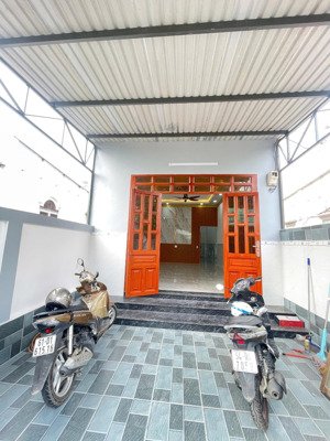 chủ bán nhà cấp 4 mới tính đường nhựa 6 m gần chợ bình an