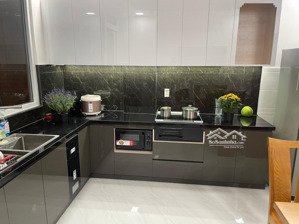 chính chủ. nhà 1 trệt 2 lầu sân thượng. thống nhất p10 gv . dt 4.3 x 15 . giá 7.5 ty tl