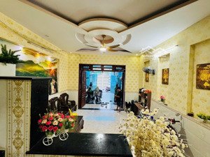 chính chủ cần bán nhà trệt lầu ở tân đông hiệp. gần chợ, sân xe hơi. dt 100m. 3pn, 3wc. buôn bán ok