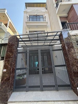 thạch bàn. nhà 4 tầng. dt 72m . mt 4m. ô tô đỗ cửa. dân xây. giá chỉ 11 tỷ. ảnh thật nhà thật 100