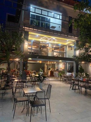 cho thuê nhà mặt phố châu long dt 320 m² x 3 tầng, mt 11m, nhà dạng biệt thự sân vườn.