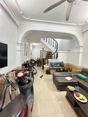 bán nhà trương định. dt 43m2 5 tầng mặt tiền 4.2m giá 9,5 tỷ