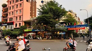 siêu vị trí góc 2 mặt tiền đường vĩnh hội, quận 4: dt 216m2(12x18m), hđt 150 tr/th. qhxd hầm 7 tầng