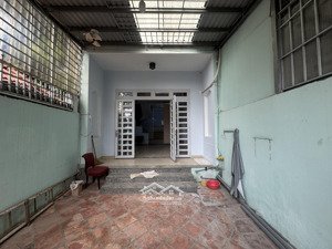 cho thuê nhà ngay mt đường số 32, quận 2. 5 phòng 6 toilet, sân đậu xe hơi