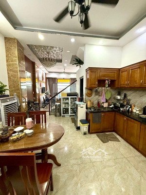 mặt tiền hxh thông- lâm văn bền q7 - 3 tầng nở hậu - hoàn công 8.9 tỷ