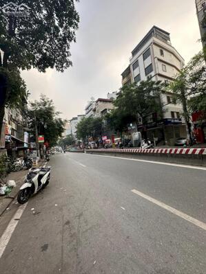 Mặt phố Lạc Long Quân Mặt Tiền 9M 300M2 130 Tỷ 1 Sổ 1 Chủ Vỉa Hè Rộng Gần Hồ