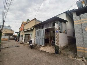 giá 2tỷ55 _ dt 100m2 đường nhựa 6m thông, có nhà gác lửng và 3ptro gần chợ bình chuẩn