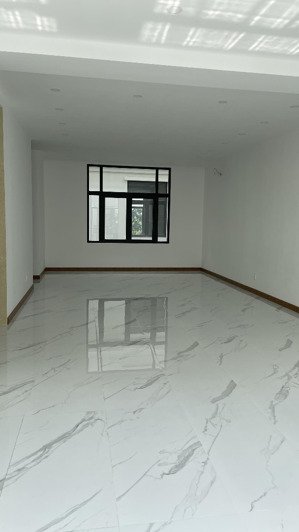 nhà phố hoàn thiện cơ bản 84m2 chỉ 15 triệu/tháng tại vinhomes grand park. lh thiện