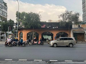 góc 2 mặt tiền ngang 40m - hơn 1,600m2 sàn sử dụng số 145 hai bà trưng, quận 1 !!!