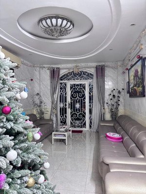 nhà hầm trệt 2 lầu sân thượng dt 4x23m vuông vức