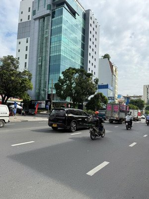 bán nhà mt phan đăng lưu p. 4 q. phú nhuận dt: 10x30 cn: 270m2 ctxd: 2 hầm 10 tầng giá: 110 tỷ