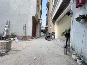 cần tiền bán gấp mảnh đất thổ cư gần đường ô tô tránh tại trung tâm tổ 14 thạch bàn, long biên