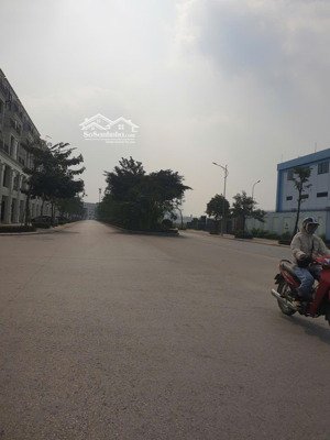 nhà mới đón tết, ở ngay yên vĩnh 5 tầng mặt tiền 5m hai bước ra ô tô