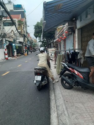 gần mặt tiền lạc long quân, chợ tân bình. ngang 4 dài 14m xây 4 tầng btct, nhỉnh 6.5ty