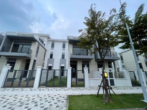 nhà phố 8x20m giá bán 7,950 tỷ toàn giá, nhận nhà ngay, đường 14m, hướng đông bắc, gần công viên.