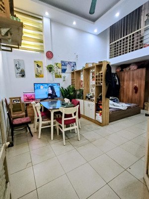 nhu cầu mua nhà mới cần bán. chính chủ bán gấp căn nhà riêng 31m2 1.5 tầng, mt 4m. 2 pn, 15m oto