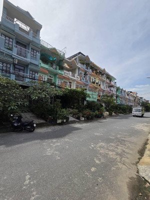 giá : 9 tỷ 300 ( tl ) nhà 3 tầng ( 85m2 ) - ngang lớn 5m - mtkd đường nhựa 12m có lề 3m