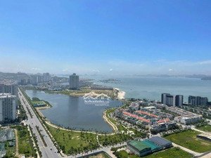 cần tiền bán gấp căn 2 ngủ icon40 hướng đông nam view hồ và vịnh di sản , full nội thất tầng trung