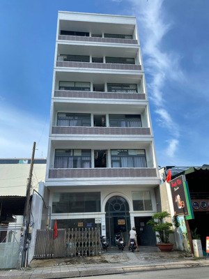 kẹt bank bán gấp mặt tiền nguyễn văn hưởng ,quận 2.dt 10x30m, hầm 5 tầng, hđt 6.500$/th