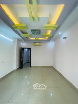 nhà ngay công viên , 3 lầu 4pn.5wc đường số tân phong