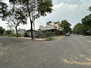 230m2. 10*23. góc 2 mặt tiền. view công viên. đường rộng 12m. có vỉa hè. shr. giá: 70tr/m2.