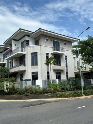 cần bán gấp căn góc 6x17.6 3 tầng 4pn 4wc giao thô, view trực diện công viên siêu đẹp, giá 15.3tỷ