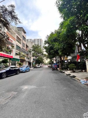 bán nhà liền kề kđt văn khê 83m2, trục chính đường đôi ô tô kinh doanh, 83m2 mt 5m, giá đầu tư