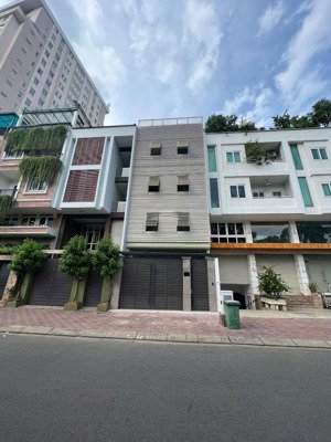 cần cho thuê tòa nhà đương nguyễn ngọc phương p 19 quận bình thạnh